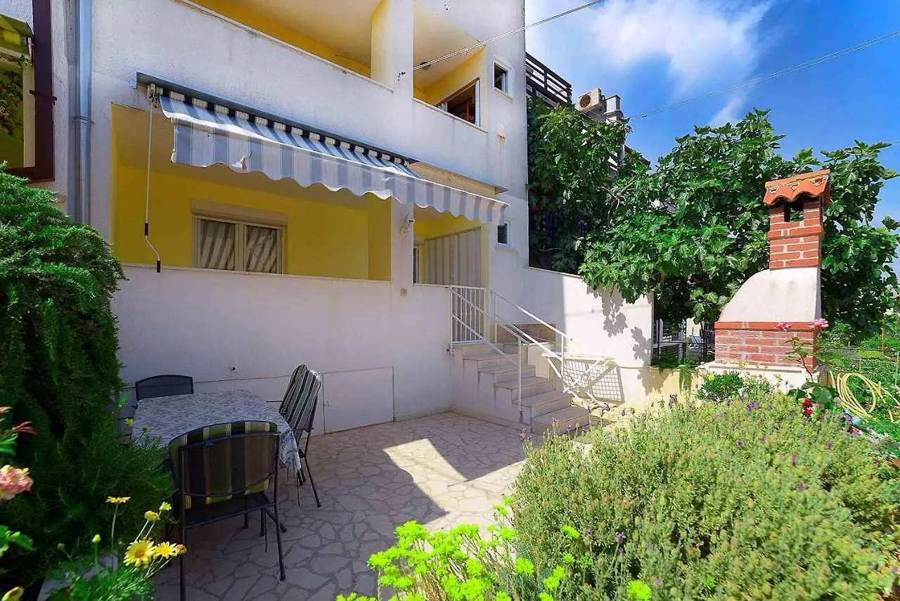 Apartment In Pula/Istrien 11335 contacts